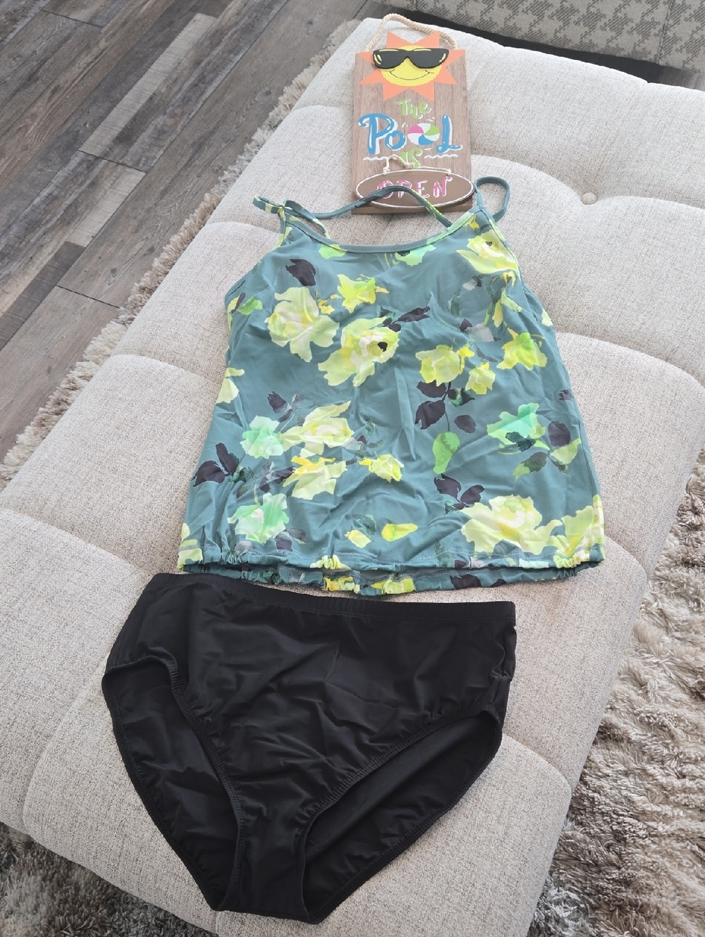 Athleta Scoop Neck Tankini Top With Magic Suit Black Bottoms